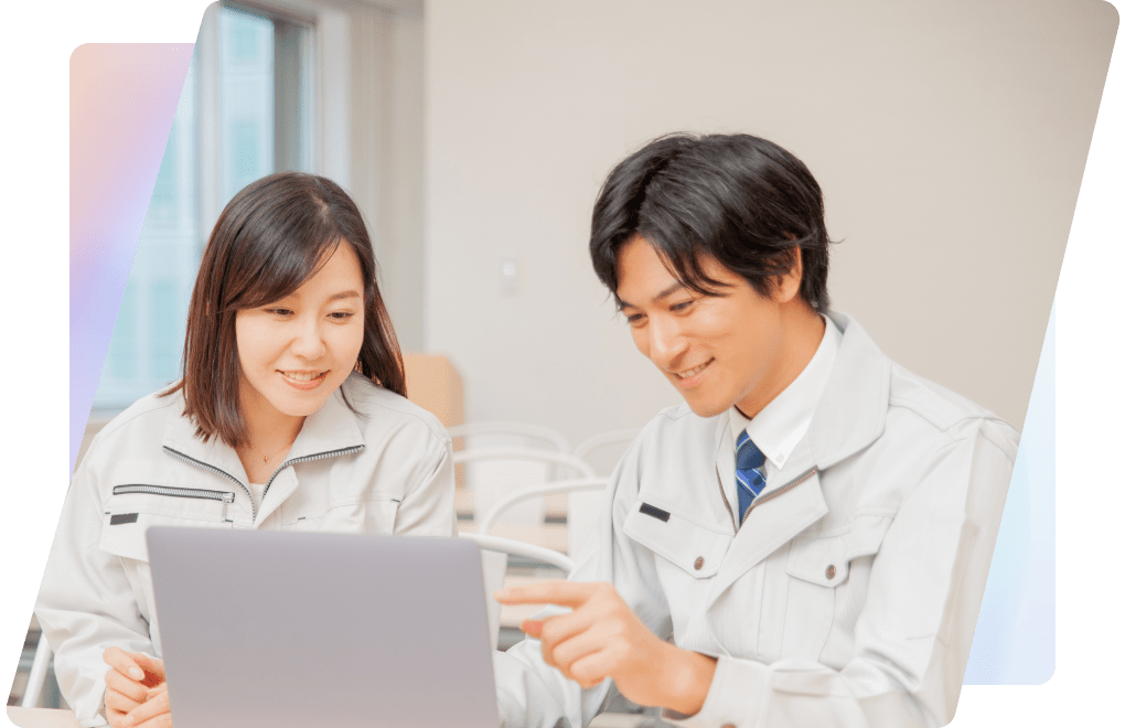 パソコン作業をしている女性と男性