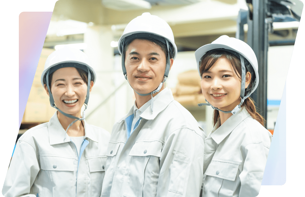 笑顔で仕事をしている男女従業員