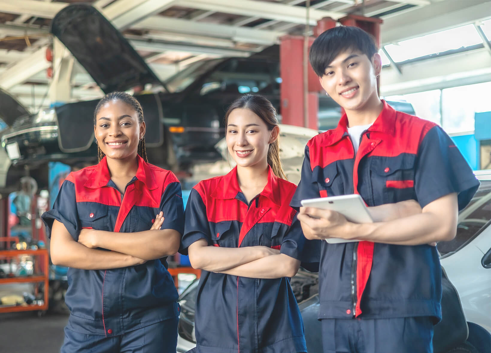 笑顔の男女従業員